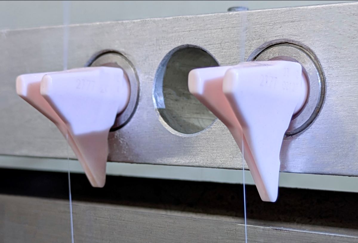 Barmag Type 2777 ceramic oiler designed for fine denier yarn and microfilament production